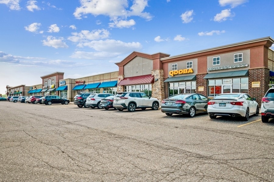 4445 Nathan Ln N, Plymouth, MN à louer Photo de l’immeuble– Image 1 sur 4