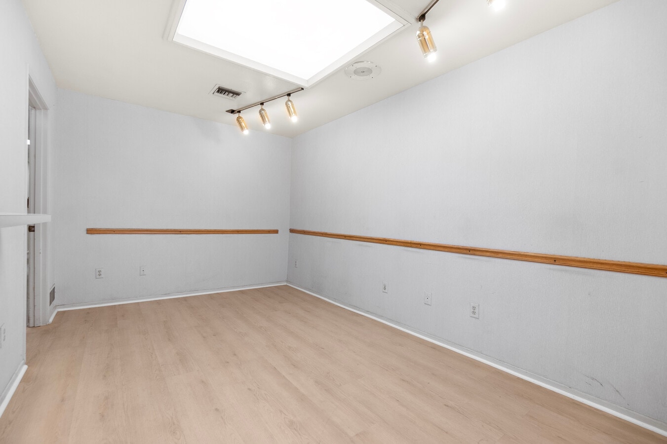 361-397 N San Jacinto St, Hemet, CA 92543 - Lot 395/B -  - Photo intérieure - Image 1 of 25