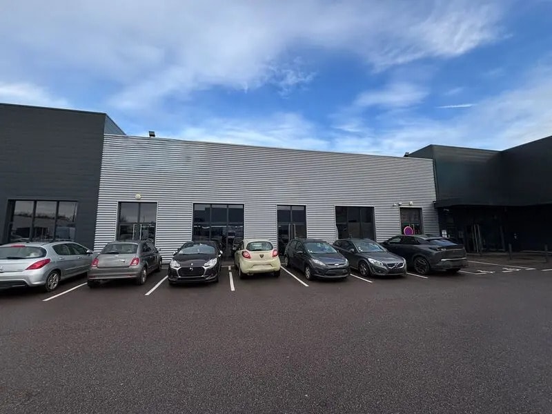 Local commercial dans Saint-Jean-du-Cardonnay à louer Photo de l’immeuble– Image 1 sur 8