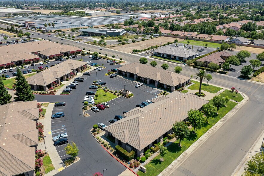 950 Tharp Rd, Yuba City, CA à louer - Photo de l’immeuble – Image 1 sur 7