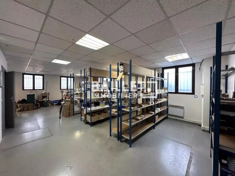 Industriel/Logistique dans Vallauris à louer - Photo de l’immeuble – Image 3 sur 15