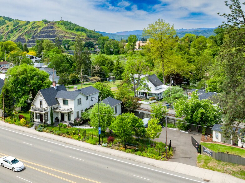 236 SE Stephens St, Roseburg, OR à vendre - Photo de l’immeuble – Image 3 sur 65