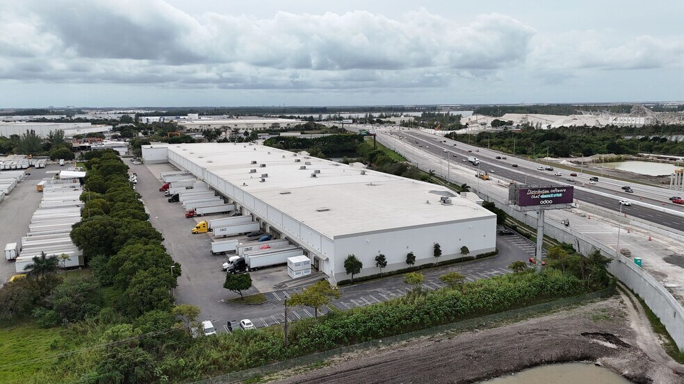 11401 NW 134th St, Medley, FL à louer - Photo de l’immeuble – Image 2 sur 3