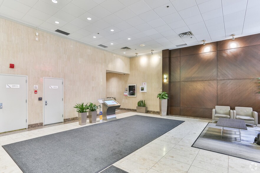 633 6th Ave SW, Calgary, AB à louer - Hall d’entrée – Image 2 sur 9