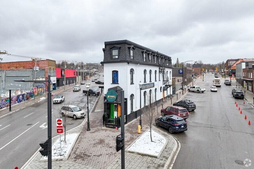 31 Bayfield St, Barrie, ON à vendre - Photo de l’immeuble – Image 2 sur 2
