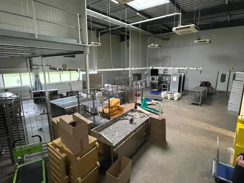 Local commercial dans Val-de-Reuil à louer - Photo de l’immeuble – Image 2 sur 6