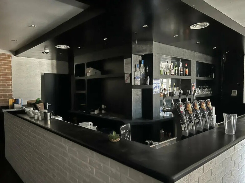 Local commercial dans Aix-en-Provence à louer - Photo de l’immeuble – Image 3 sur 6