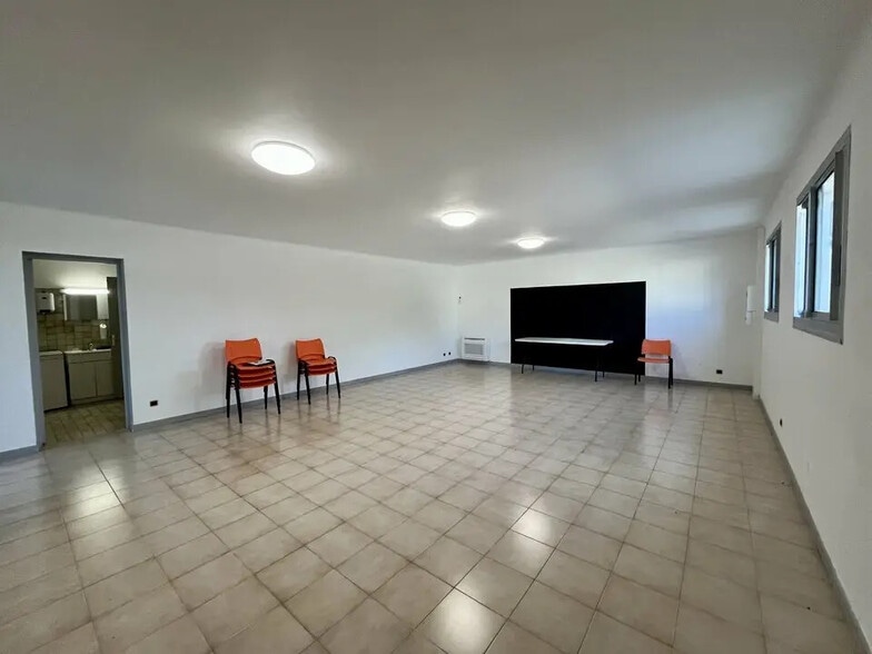 Bureau dans Velleron à louer - Photo intérieure – Image 2 sur 6