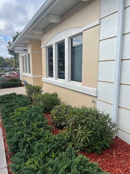 25074 Olympia Ave, Punta Gorda, FL à louer - Photo de l’immeuble – Image 2 sur 17