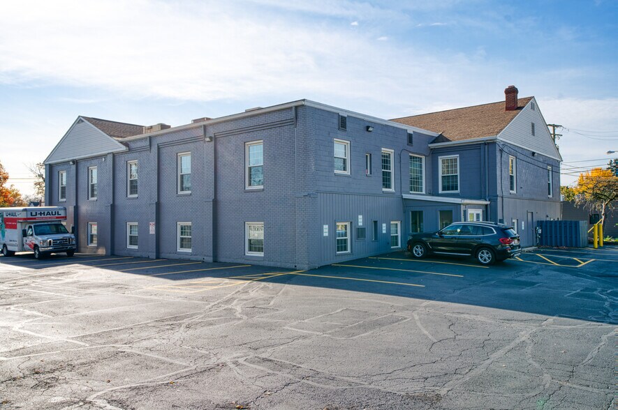 496 W Ann Arbor Trl, Plymouth, MI à louer - Photo de l’immeuble – Image 2 sur 5