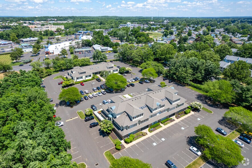 333 N Oxford Valley Rd, Fairless Hills, PA à vendre - Photo de l’immeuble – Image 3 sur 24