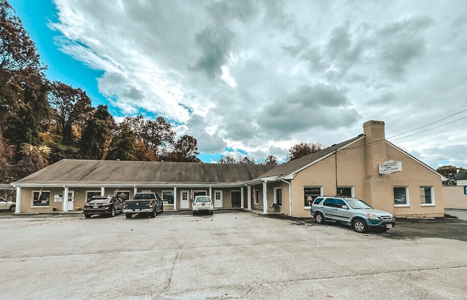 3212 Brambleton Ave, Roanoke, VA à louer - Photo de l’immeuble – Image 2 sur 10