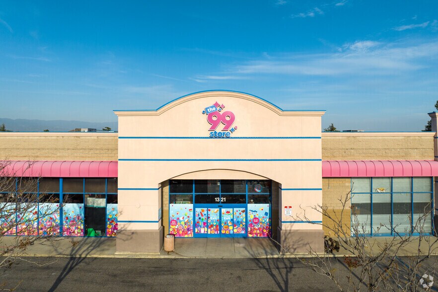 1321 W Foothill Blvd, Rialto, CA à louer - Photo de l’immeuble – Image 3 sur 7