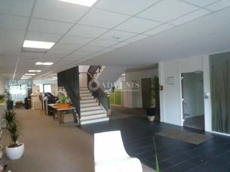Local d’activités dans Montigny-le-Bretonneux à louer - Photo de l’immeuble – Image 3 sur 6