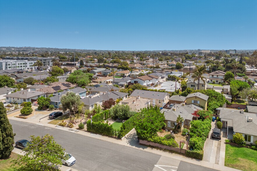 8430 Wiley Post Ave, Los Angeles, CA à vendre - Photo de l’immeuble – Image 2 sur 26