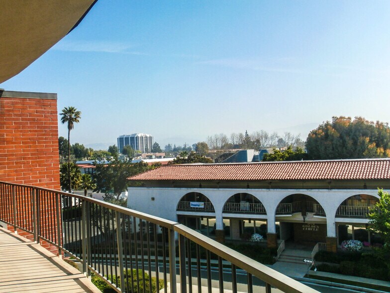 540 N Golden Circle Dr, Santa Ana, CA à vendre - Photo de l’immeuble – Image 3 sur 8