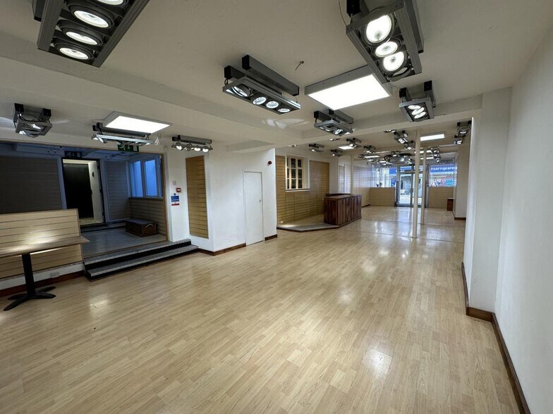 20 High St, Barnstaple à louer - Photo de l’immeuble – Image 3 sur 5