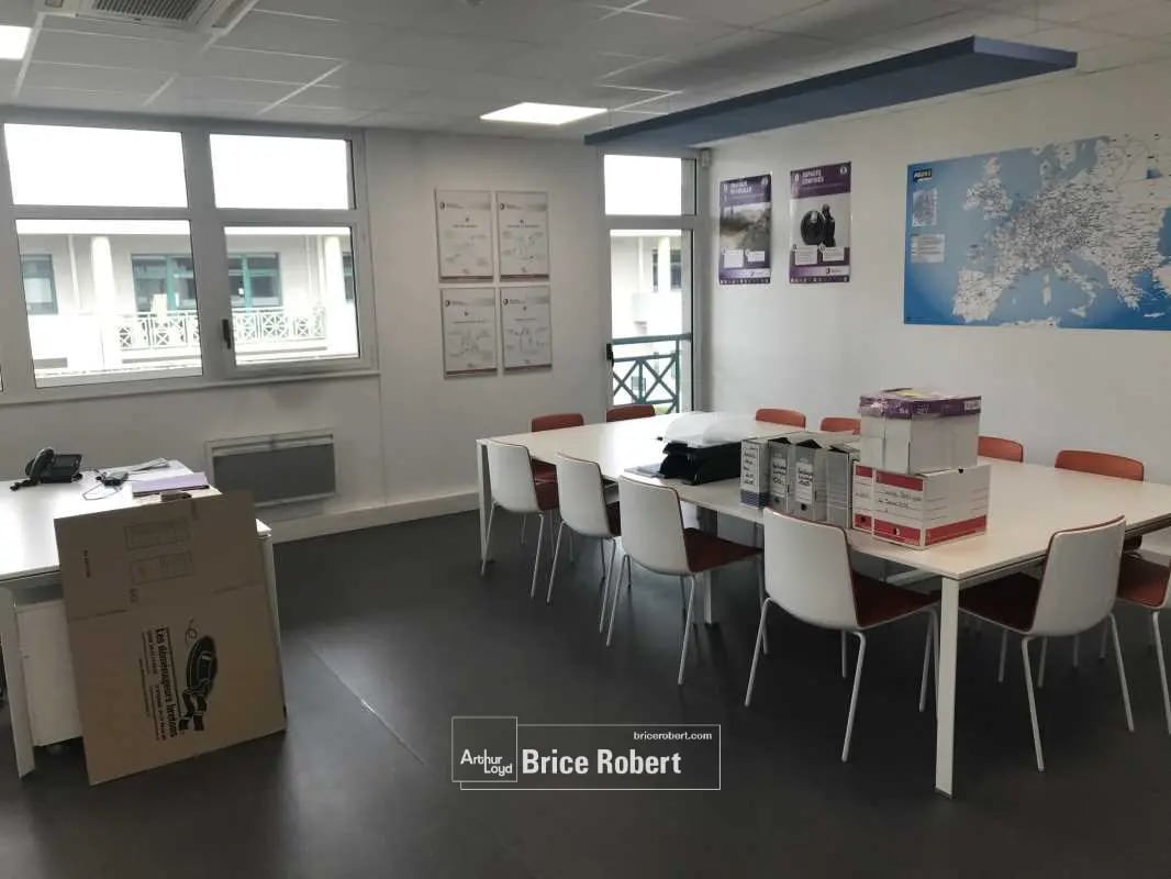 Bureau dans Bron à louer Photo de l’immeuble– Image 1 sur 8