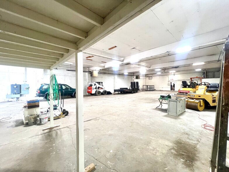 40 Railroad Ave, Copiague, NY à louer - Photo de l’immeuble – Image 3 sur 17