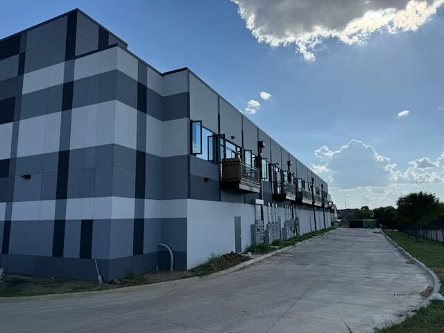 3501 Carbon Rd, Irving, TX à louer - Photo de l’immeuble – Image 2 sur 2