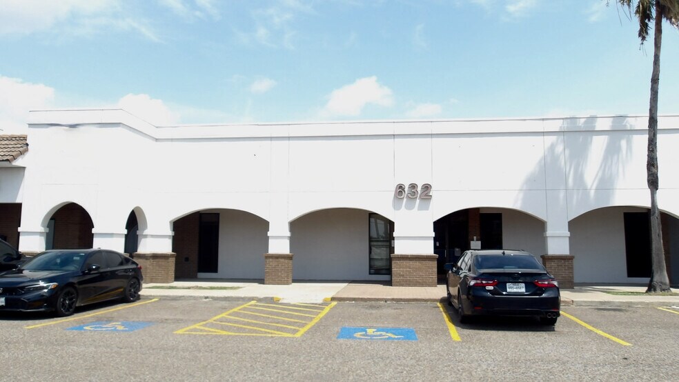 632 N Ed Carey Dr, Harlingen, TX à louer - Photo de l’immeuble – Image 1 sur 8