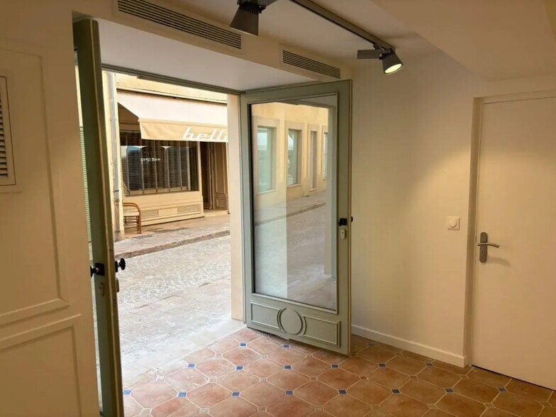 Local commercial dans Saint-Tropez à louer - Photo de l’immeuble – Image 3 sur 6