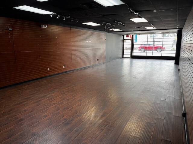 3745-3747 Broadway, Kansas City, MO à louer - Photo de l’immeuble – Image 3 sur 7