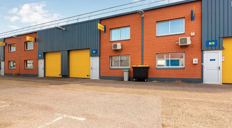 Local d’activités dans SAINT-OUEN-L'AUMONE à louer - Photo de l’immeuble – Image 1 sur 6