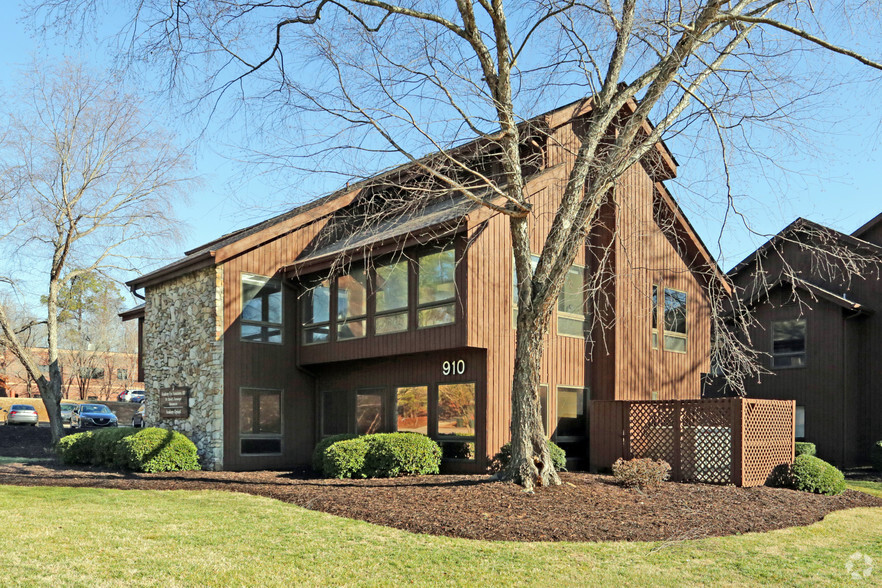 910 Martin Luther King Jr Blvd, Chapel Hill, NC à louer - Photo principale – Image 1 sur 5