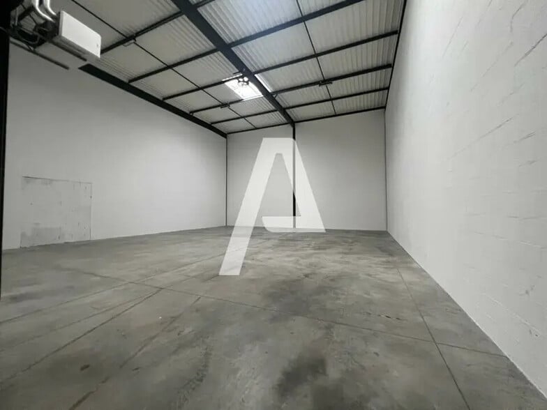 441 Avenue Marguerite Perey, Lieusaint à louer - Photo de l’immeuble – Image 3 sur 5