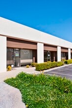 118 E Airport Dr, San Bernardino, CA à louer Photo de l’immeuble– Image 1 sur 12