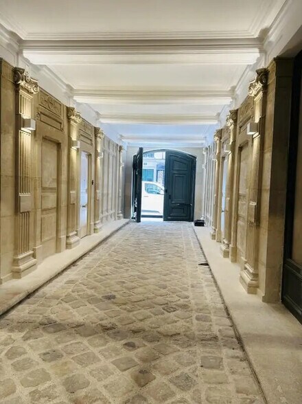 Local d’activités dans Paris à louer - Hall d’entrée – Image 2 sur 11