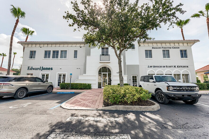 9180 Galleria Ct, Naples, FL à louer - Photo de l’immeuble – Image 1 sur 6