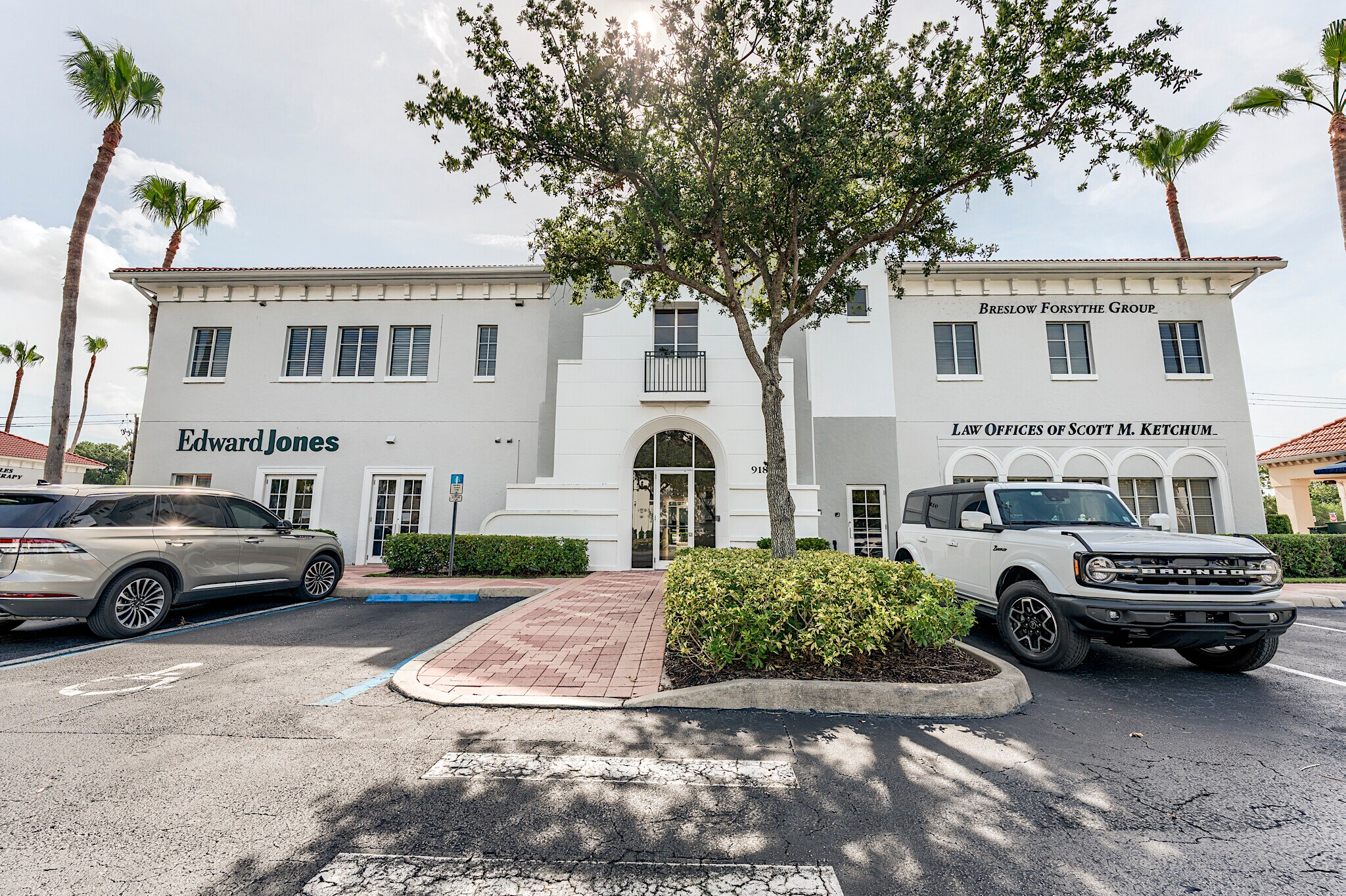 9180 Galleria Ct, Naples, FL à louer Photo de l’immeuble– Image 1 sur 7