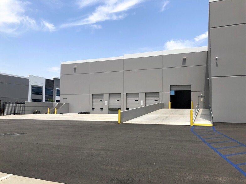 Stockdale Ct, Jurupa Valley, CA à louer - Photo de l’immeuble – Image 3 sur 10