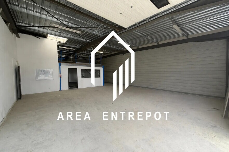 Local d’activités dans Roquefort-la-Bédoule à louer - Photo de l’immeuble – Image 1 sur 6