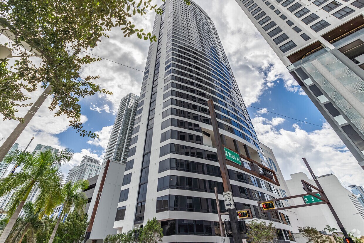 225-233 N Miami Ave, Miami, FL à louer Photo de l’immeuble– Image 1 sur 1