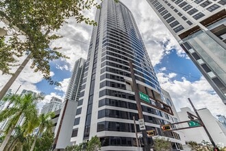225-233 N Miami Ave, Miami, FL à louer Photo de l’immeuble– Image 1 sur 1
