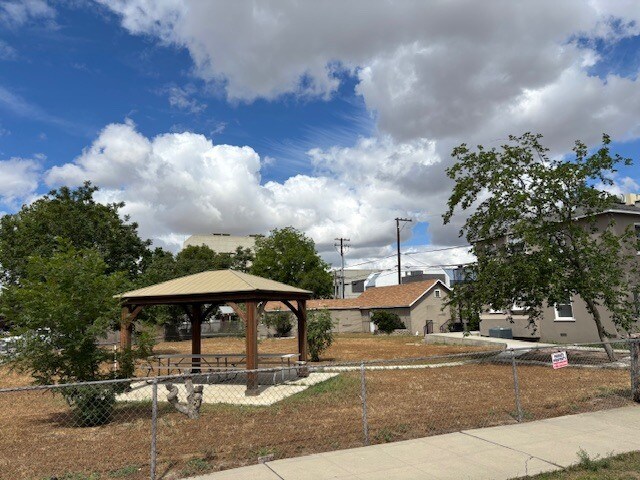 1309 Eye St, Bakersfield, CA à louer - Photo de l’immeuble – Image 2 sur 2