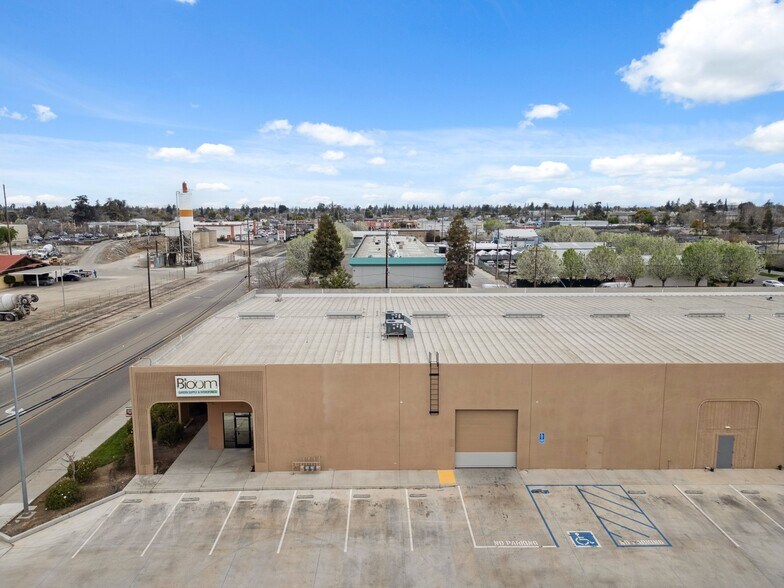 311 S Pine St, Madera, CA à louer - Photo de l’immeuble – Image 3 sur 17