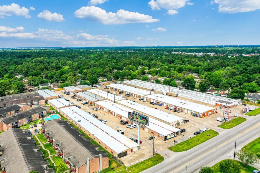 13329 Veterans Memorial Dr, Houston, TX à louer - Photo principale – Image 1 sur 7