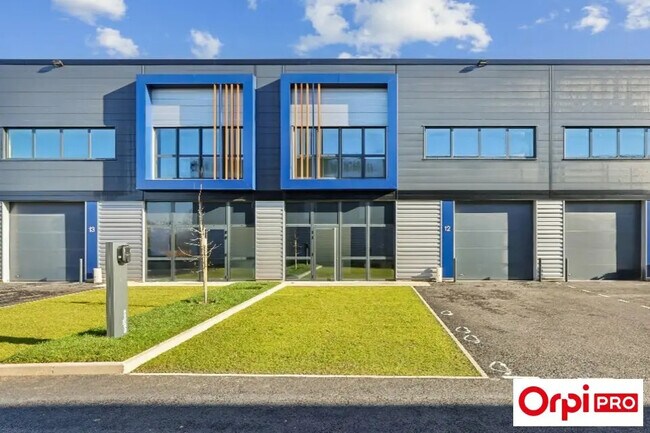 Plus de détails pour Local d'activités à louer