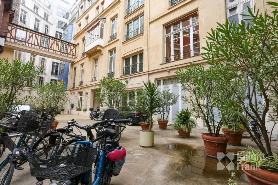 22-24 Avenue Franklin D. Roosevelt, Paris à louer - Photo de l’immeuble – Image 3 sur 16