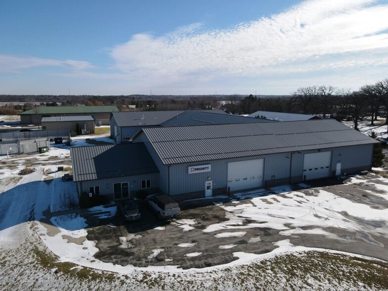 8635 Hollander Dr, Franksville, WI à louer - Photo de l’immeuble – Image 1 sur 37