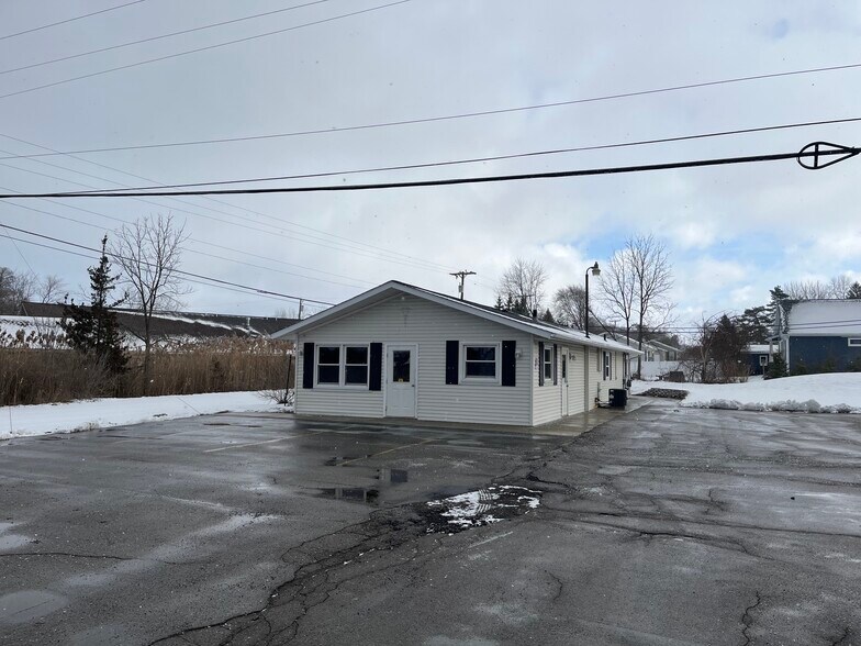 1678 Mayfield Rd, Lapeer, MI à louer - Photo de l’immeuble – Image 1 sur 12