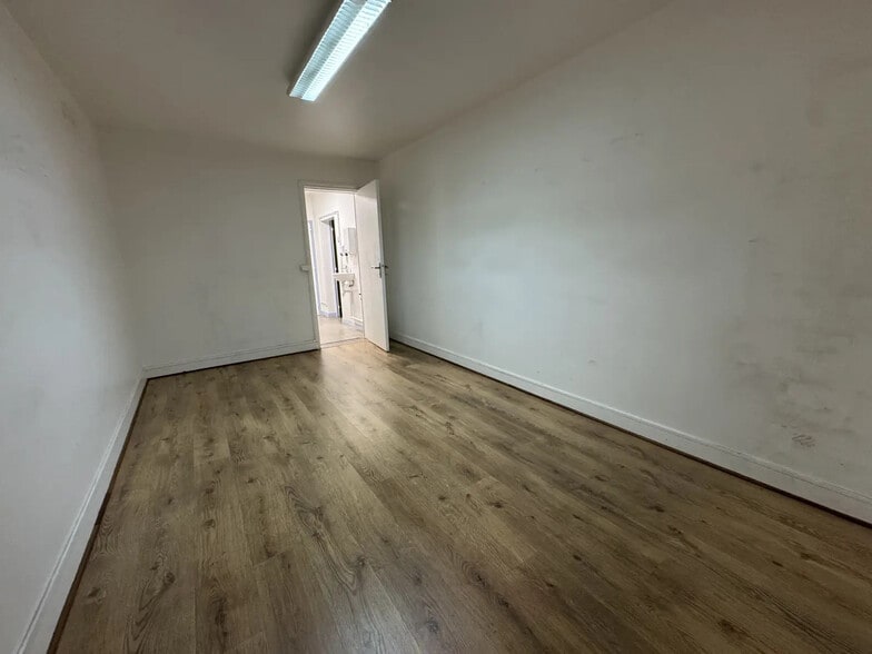 Local d’activités dans Montigny-lès-Cormeilles à louer - Photo de l’immeuble – Image 2 sur 12