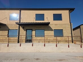 401 Chitalpa St, Leander, TX à louer Photo de l’immeuble– Image 1 sur 20