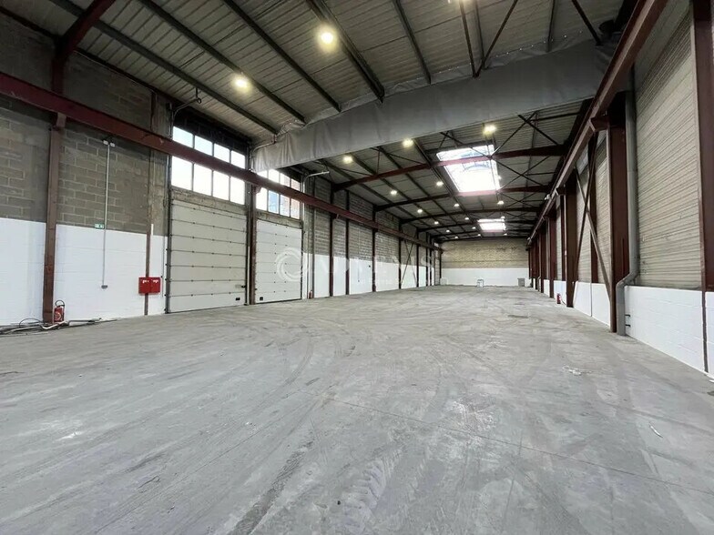 Local d’activités dans Le Thillay à louer - Photo de l’immeuble – Image 1 sur 10