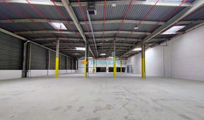 Plus de détails pour Local d'activités à louer