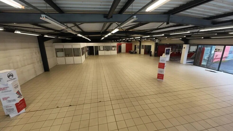 Local d'activités dans Crépy-en-Valois à vendre - Photo de l’immeuble – Image 3 sur 6